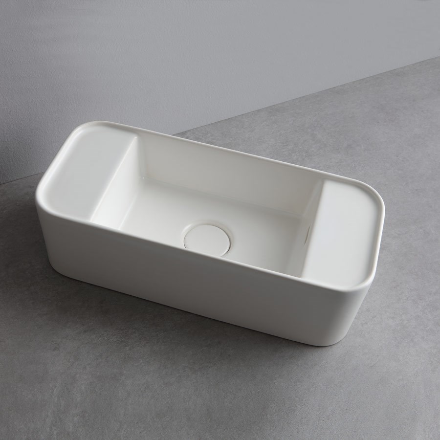 Lille håndvask i hvid porcelæn på 50x22cm.